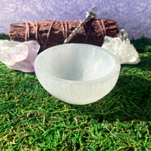 Load image into Gallery viewer, Small Satin Spar Selenite Bowl
